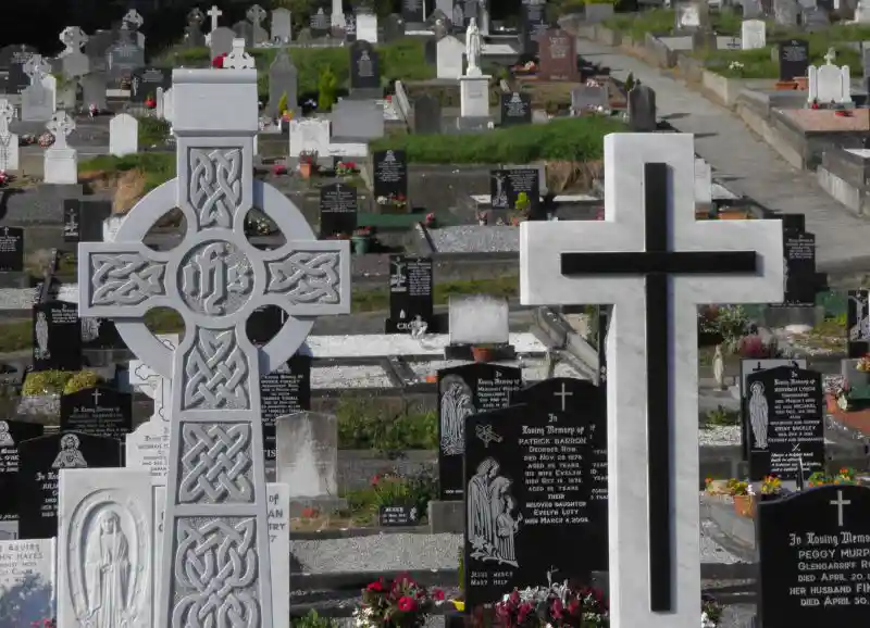 A  celtic cross and a latin cross tombs